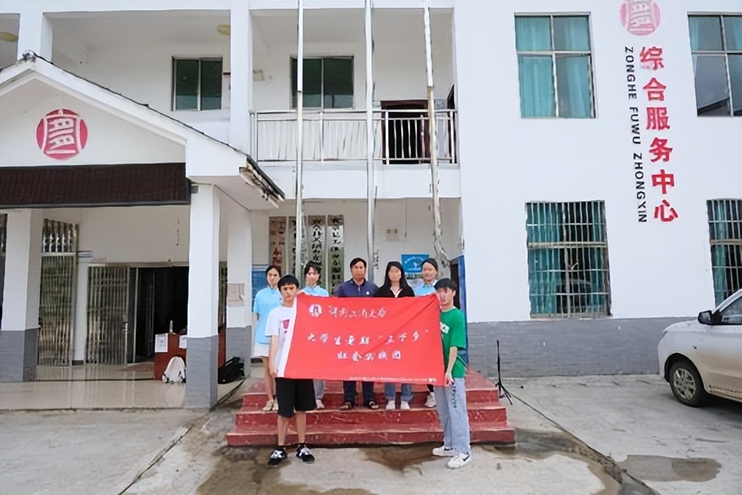 調研小隊與東源村委辦公室主任合照