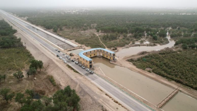 巴楚縣前海總干渠生態(tài)閘（無人機拍攝）