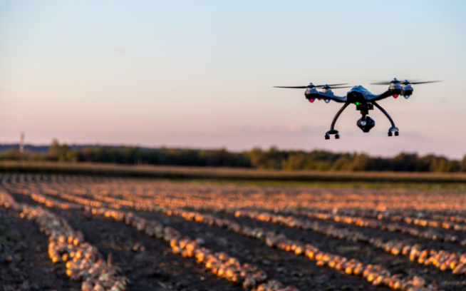 農(nóng)業(yè)科技發(fā)展，農(nóng)機(jī)設(shè)備的使用大大減輕了農(nóng)民的負(fù)擔(dān)