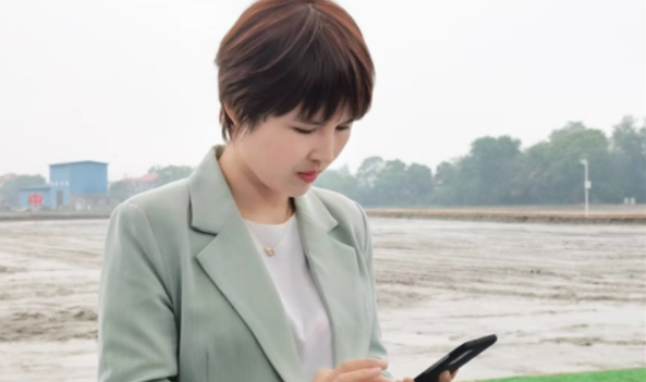 肖定在手機(jī)上控制農(nóng)場(chǎng)的農(nóng)機(jī)運(yùn)行