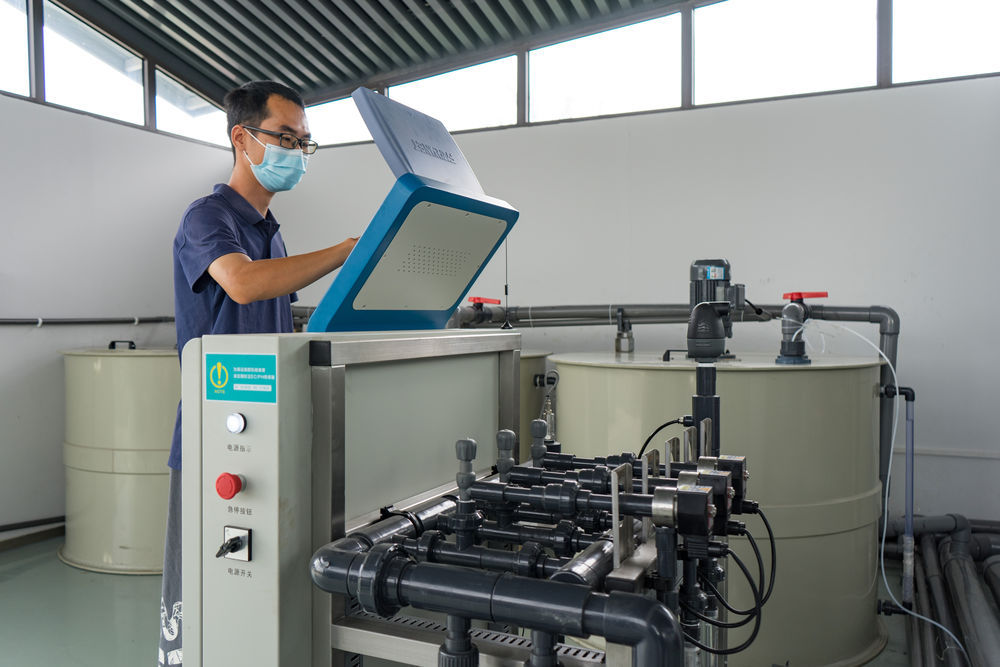 9月20日，在58現(xiàn)代農(nóng)業(yè)全國(guó)總部及示范基地，技術(shù)員在操作水肥一體化控制臺(tái)。