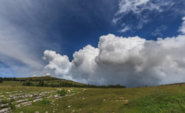 農(nóng)業(yè)氣象站監(jiān)測(cè)農(nóng)作物生長環(huán)境，監(jiān)測(cè)和預(yù)報(bào)災(zāi)害