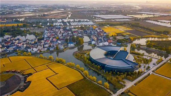 以數(shù)字技術(shù)賦能城鄉(xiāng)融合發(fā)展，打造數(shù)字產(chǎn)業(yè)集群